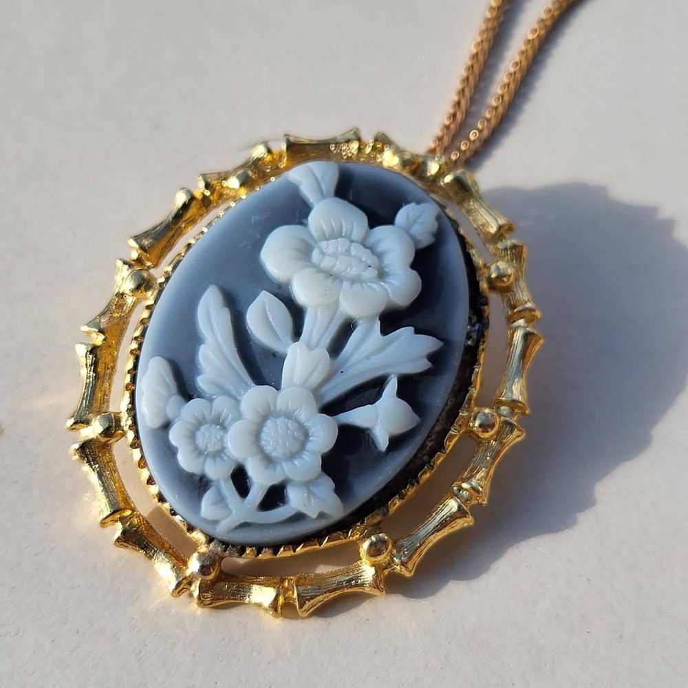 Vintage Gold Tone Faux Blue Cameo Floral Brooch Pendant Necklace Blue White - Picture 3 of 10